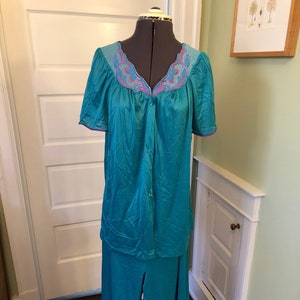 70s Vanity Fair Teal Nylon Set of Pajamas with Short Sleeved Button Front Top w/ Embroidered Yoke, and Long Elastic Waist Pants | Size M