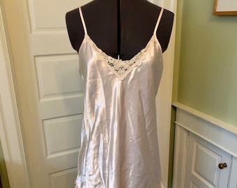 90s Pink Satin Short Nightgown with Spaghetti Straps and Lace Detail by Dentelle | Size Large