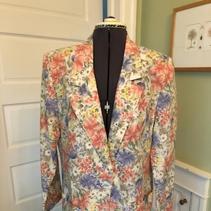 80s Beige Floral Linen-Look Long Sleeved Summer Unstructured Blazer with Patch Pockets by Cristin Stevens | Size Medium