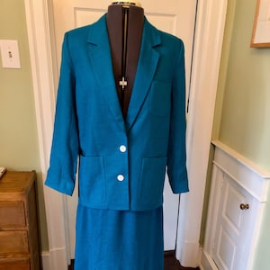 Turquoise linnen colbert uit de jaren 70 en 80 met opgestikte zakken en geplooide rok van Weathervane | Maat Large