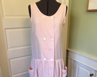 70s-80s Weiß-Rosa gestreiftes Seersucker Ärmelloses Wickelkleid mit tiefer Taille und aufgesetzten Taschen | Größe Medium