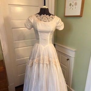 50s Ivory Silk Organza Short Sleeved Wedding Dress with Full Skirt, Covered Buttons, and Alencon Lace Details | Size Medium