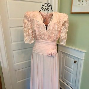 Gorgeous 80s Miss Elliette Peach Formal Dress with Lace, Chiffon, and Ribbon Applique | Size Small