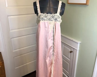 Roze satijnen mouwloze lange nachtjapon met ivoorkleurige kanten details en grote spleet bij de pijpen van Pinehurst Lingerie | Maat medium