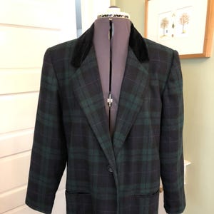 80s Forest Green and Black Wool Blend Plaid Blazer with Black Cotton Velvet Collar and Inset Pockets by Sag Harbor | Size Medium