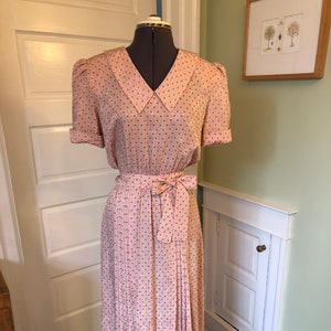 80s Peach Silk Geometric Print Short Sleeved Dress with Waistband and Pleated Skirt by Maggie London | Size Small/Medium