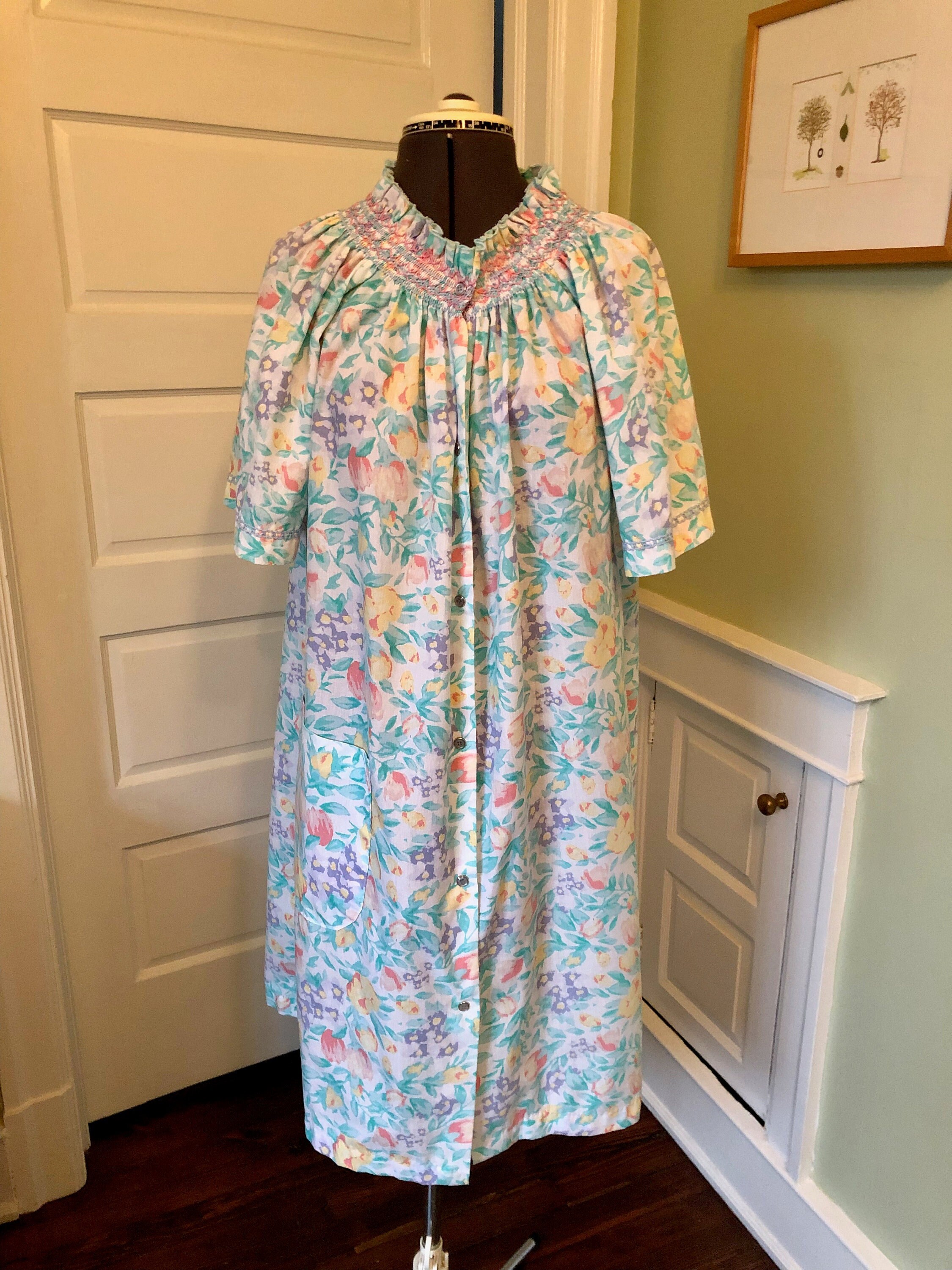 80s Vintage Floral Short Sleeved Robe with Smocked Collar, Patch Pocket, and Front Snaps by Smart Time Size 1X