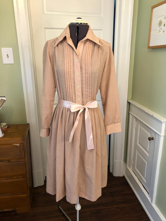 70s Poly Wool Blend Tan Blouson Long Sleeved Shirt Dress w/ Pointy Collar, Pintuck Bodice, and Pleated Skirt by Kenny Classics | Size Medium