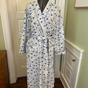 70s White Cotton Blue Floral Shawl Collar Long Sleeve Wrap Robe with Patch POckets and Belt Tie by Tower Club | Size Large