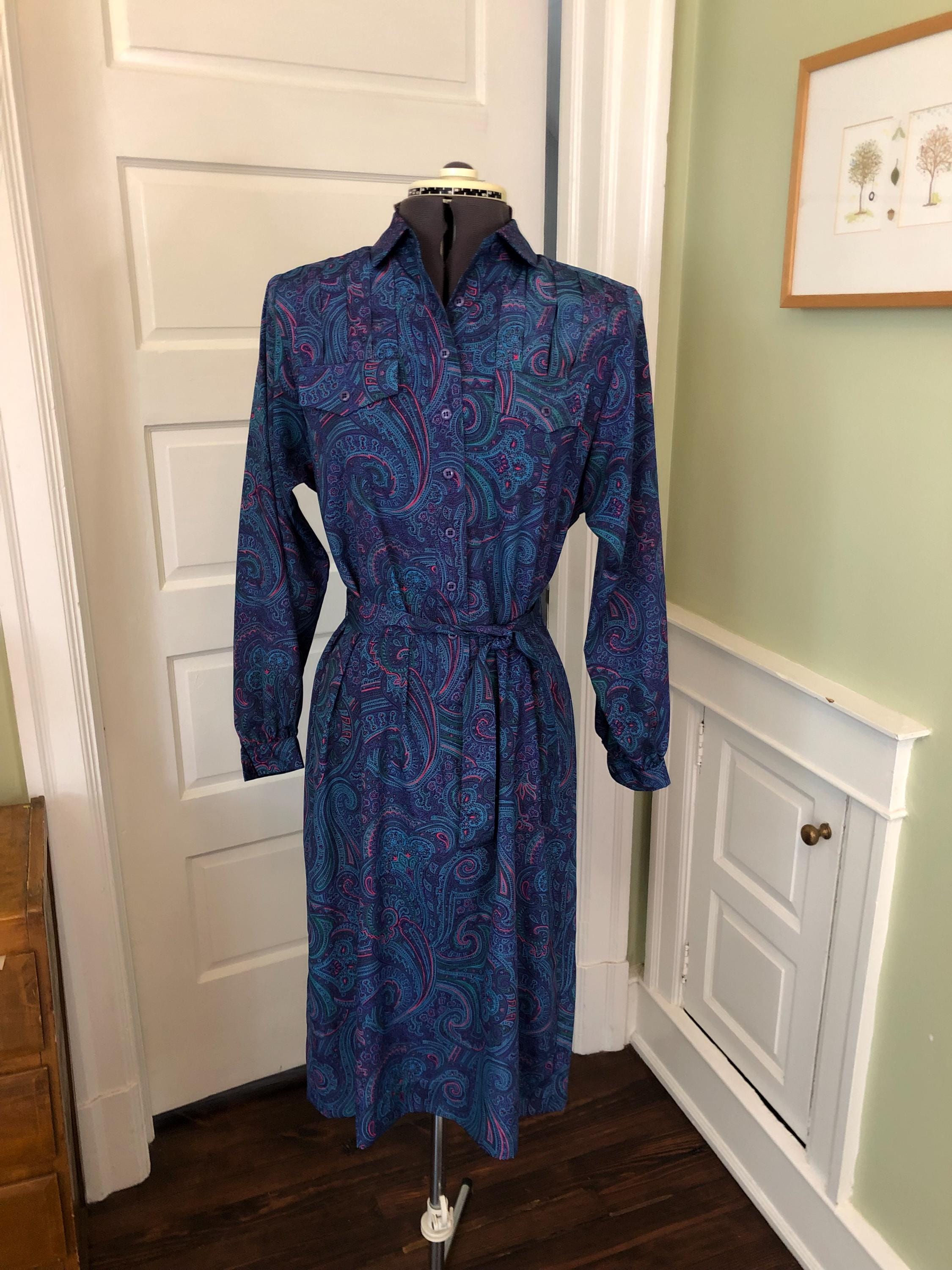 80s Purple Paisley Long Sleeved Shirt Dress With Breast Pocket Flaps, Shoulder Pleats and Belt by Shraeder Sport Petite | Size Medium