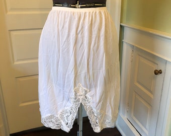 Jaren '70 Shadowline witte nylon korte rok halve slip met kanten rand en split aan de voorkant | Kleine maat