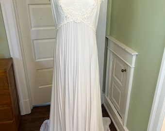 Vestido de novia blanco de punto con mangas cortas, corte imperio, falda plisada, cola y apliques de encaje / Talla mediana