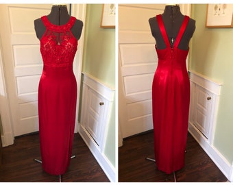 Robe de bal sans manches en satin rouge charmeuse des années 70 avec soutache et corsage pailleté et fente sur les jambes by Night Moves by Hal | Petite taille