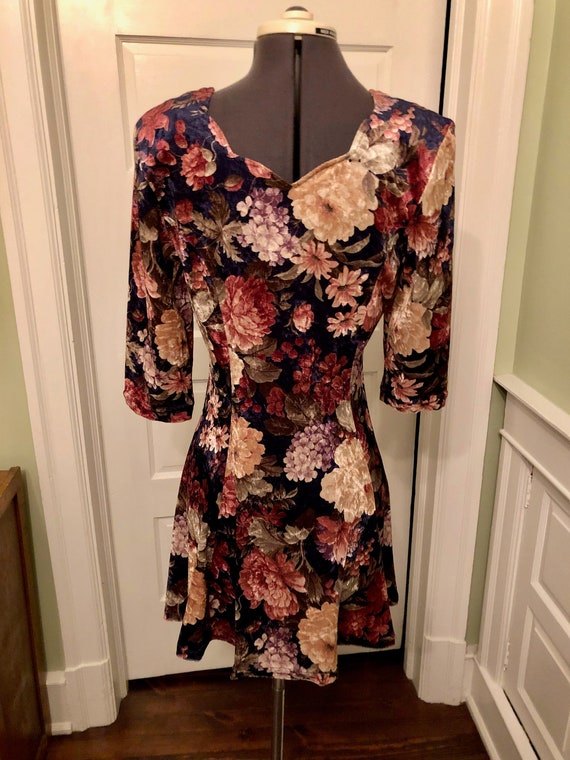 80s-90s Floral Velour 3/4 Sleeved Dress with Scoo… - image 5