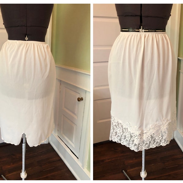 60s White Nylon Half or Skirt Slip with Scalloped Lace Hemline, Applique and Back Slit by Movie Star | Size Medium