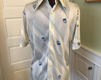 Chemise boutonnée blanche à manches courtes pour homme des années 70 avec rayures diagonales et pianos, Gold Coin Collection | Petits hommes