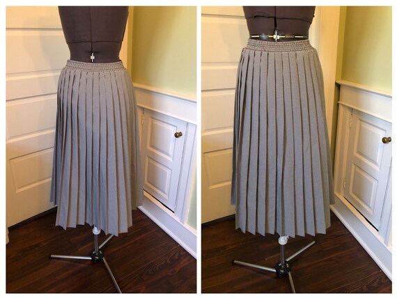 Black and white 80s pleated skirt hotsell