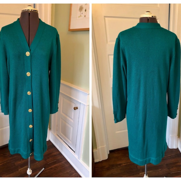 Robe pull en tricot vert émeraude des années 80-90 à manches longues avec bouton décoratif en métal doré sur le devant | Taille L