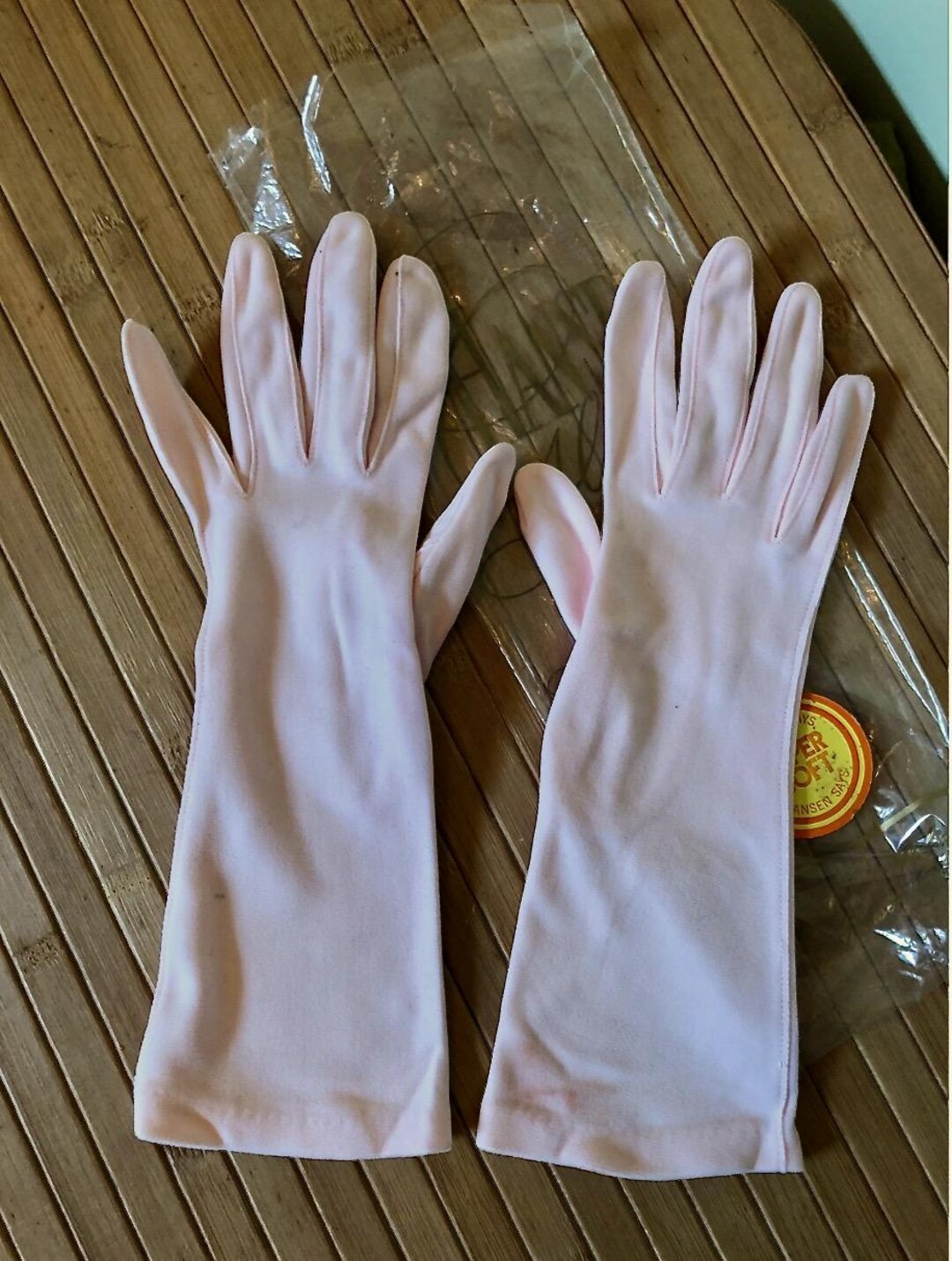 Gants en mousseline de soie et dentelle cousus avec perles