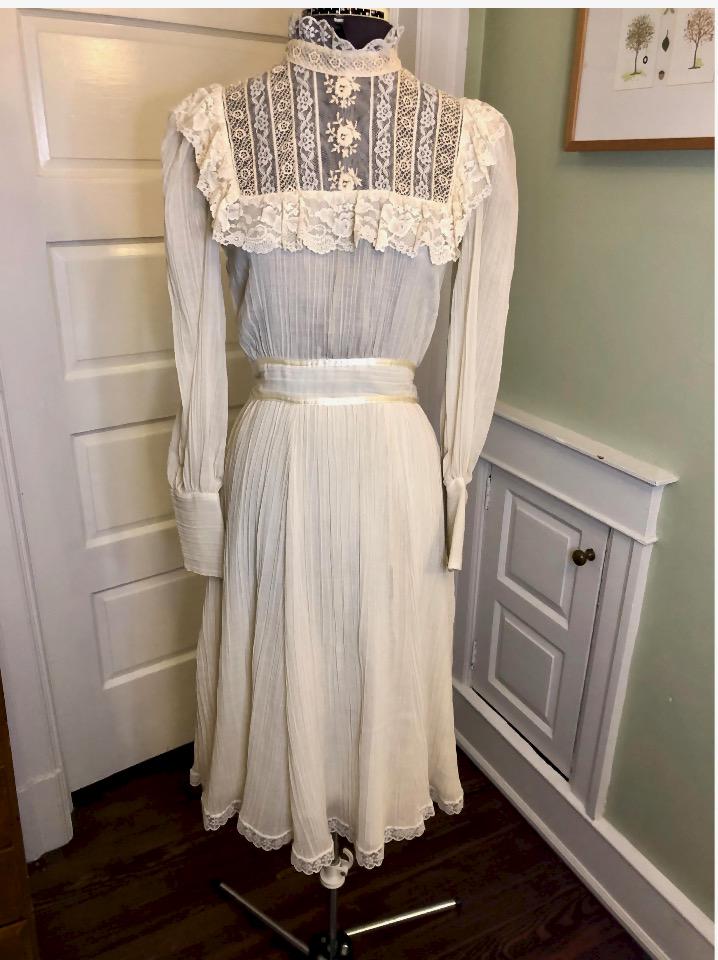 80s Gunne Sax Ivory Crinkle Gauze Long Sleeved Dress With Lace