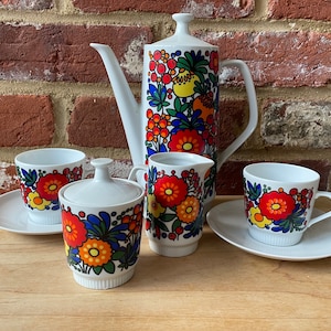 German vintage iconic coffee/teaset - coffee/tea pot, cups, saucers, milk jug, sugar bowl.