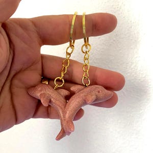 Llavero de delfín | Rosa y dorado | Mar de las Azores | Criaturas marinas | Arcilla polimérica | Modelado a mano por Ana Soares | Joyería
