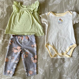 Completo per neonata Gently Used / Set di abbigliamento per neonati 3 pezzi / Tutina Naturally Grown, pantaloni a fiori, top con volant verde / Taglia 6-9 mesi