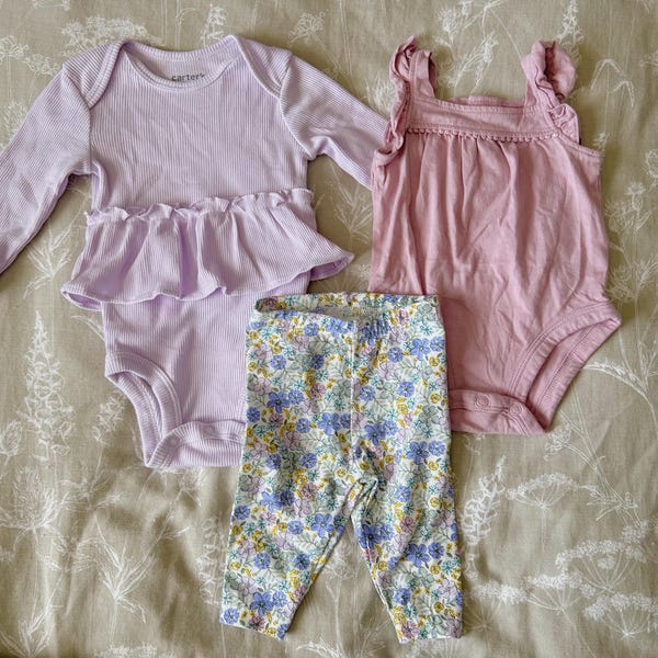 Conjunto para bebé niña de 0 a 3 meses: estilo cottagecore, leggings florales y body con mangas abullonadas. Ropa infantil para primavera y verano.