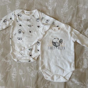 Babyrompertje boerderijdieren | Konijn en beer 3–6 m | Genderneutraal | Vroege vogel haan | Boerenerfprint | Voorzichtig gebruikte babykleding