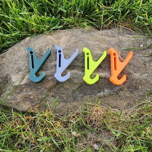 Mobile hunting gear hanger, saddle hunting accessories, tree stand whitetail gear, gear holder, tree strap, 3d printed hunting double hook
