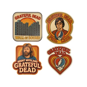 Puede incluir: Cuatro pegatinas de estilo vintage con la banda Grateful Dead. Los diseños incluyen el nombre de la banda, retratos de miembros y el icónico logotipo de calavera y rayo. La paleta de colores es cálida, con tonos de naranja, marrón y crema.