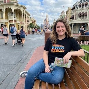 Camiseta Adam The Woo Back To Future Mashup, homenagem ao YouTuber, camiseta retrô de filme vintage, camiseta nostálgica para fãs e cultura geek.