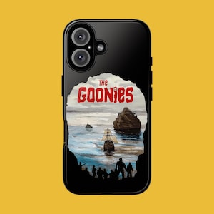 Puede incluir: Carcasa de teléfono negra con un gráfico de los personajes de los Goonies y un barco pirata navegando en un mar tormentoso. El texto "The Goonies" está en rojo.