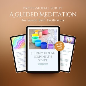 Può includere: Un documento digitale intitolato Professional Script A Guided Meditation for Sound Bath Facilitators, con una pagina centrale che mostra il testo 7 Chakra Healing Sound Bath Script e sette ciotole sonore colorate.
