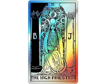 Könnte beinhalten: Eine Tarotkarte mit einem regenbogenfarbenen, schimmernden Hintergrund. Die Karte zeigt eine Frau, die eine Krone trägt und auf einem Thron sitzt. Die Karte trägt den Titel "Die Hohepriesterin".