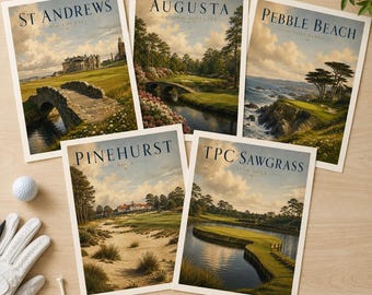 Può includere: Cinque stampe artistiche rettangolari con illustrazioni di famosi campi da golf: St Andrews, Augusta National, Pebble Beach, Pinehurst No. 2 e TPC Sawgrass. Una pallina da golf bianca e un guanto da golf bianco sono posizionati vicino alle stampe.