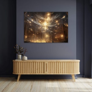 Op de afbeelding: Een digitaal schilderij dat een gouden, etherische scène toont met gloeiende lichten en een zachte, witte mist. De scène lijkt zich af te spelen in een groot, versierd gebouw met hoge plafonds en ingewikkelde details.