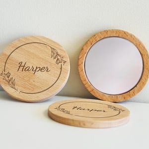 Engraved Wooden Pocket Mirror with Custom Name and Floral Ornament – Personalized Gift for Women, Perfect Gift for Mom, Sister, or Grandma