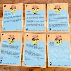Puede incluir: Seis tarjetas de baloncesto coleccionables vintage con el logotipo "Slam Dunk" e informaci&oacute;n del jugador. Cada tarjeta tiene un gr&aacute;fico de baloncesto y un n&uacute;mero &uacute;nico. Impreso en EE. UU.