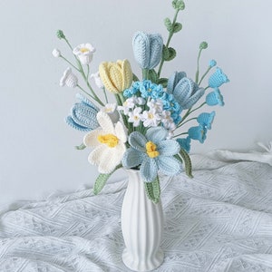 Gehäkelter Tulpenstrauß, Muttertagsgeschenk, Strickblumen, Maiglöckchen, handgemachte Blumen keine Vase Blau