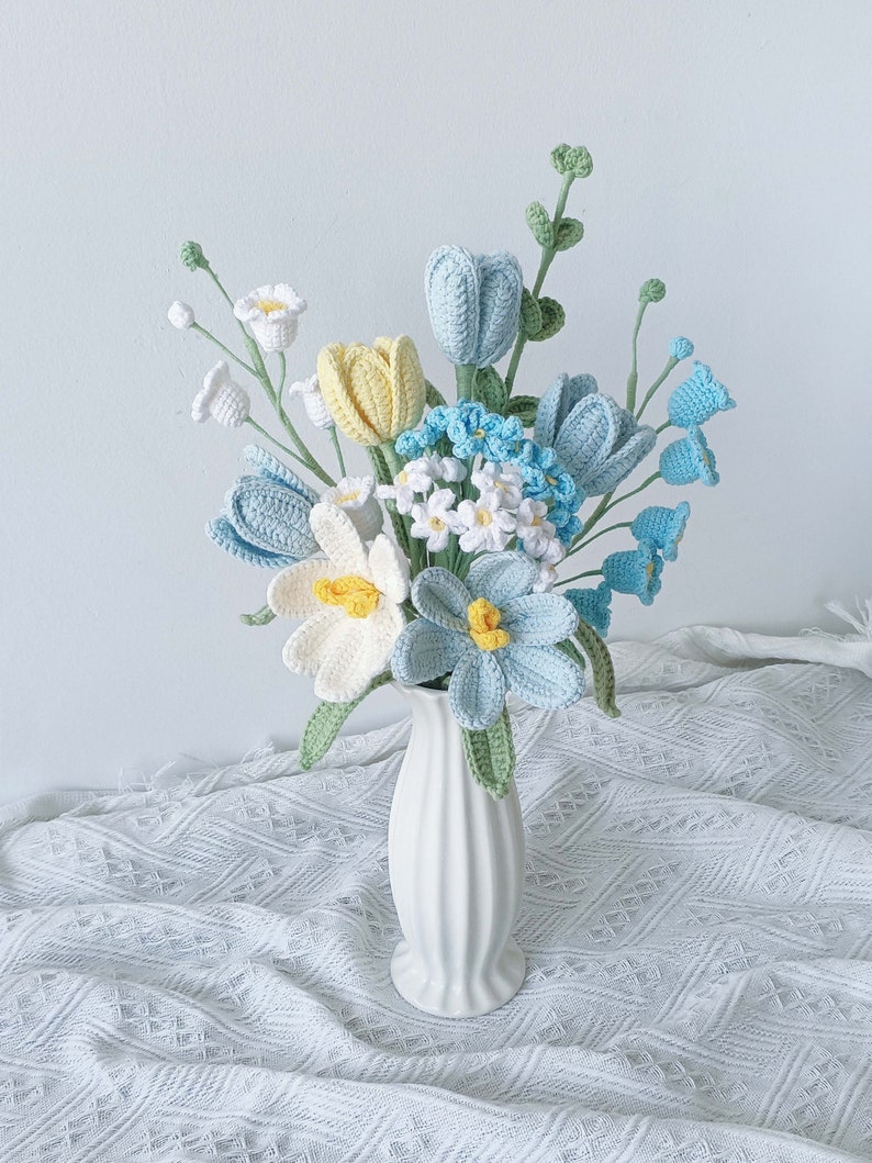 Gehäkelter Tulpenstrauß, Muttertagsgeschenk, Strickblumen, Maiglöckchen, handgemachte Blumen keine Vase Blau