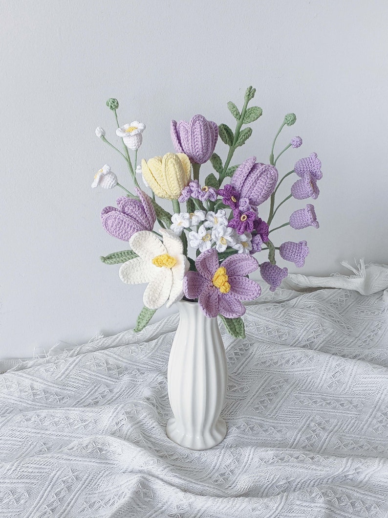 Bouquet de tulipes au crochet, cadeau de fête des mères, fleurs à tricoter, muguet, fleurs faites main pas de vase image 3