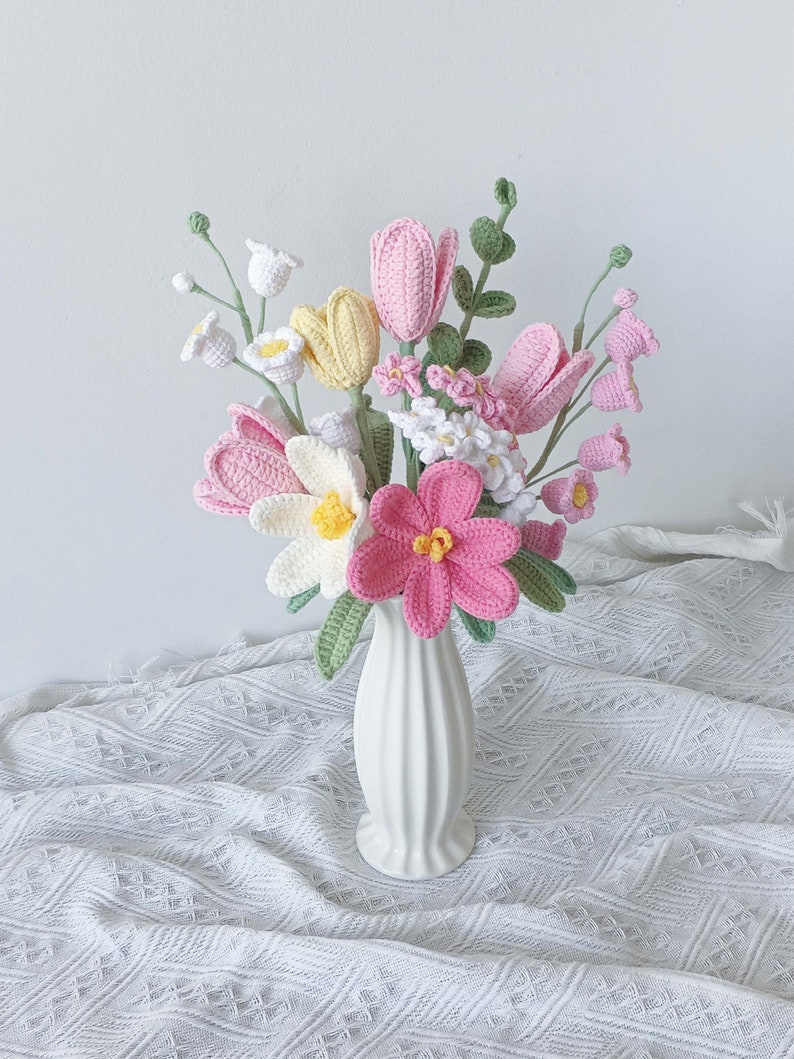 Bouquet de tulipes au crochet, cadeau de fête des mères, fleurs à tricoter, muguet, fleurs faites main pas de vase image 2