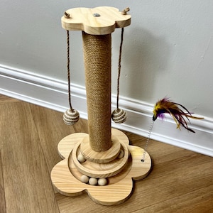 Katzenball-Schlagturm, interaktive flauschige Spielzeugball-Katzenmöbel, Geschenk für Katzenliebhaber, stilvolles interaktives Katzenspielzeug aus Holz, Federspielkatze