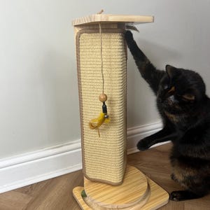 Großer Katzenkratzbaum Eckturm - Holzkatzenkratzer mit Sisalseil, Federspielzeug & Schlagball, vertikale Katzenmöbelschutz-Haustier