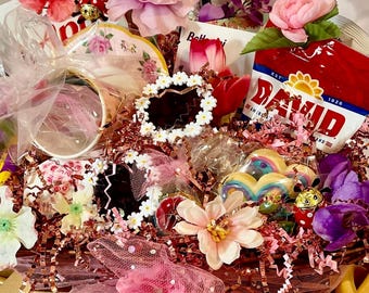 Garden Gift Basket for Her, Plant Lover Gift, Floral Gift Box, Gift for Gardener, Cute Gift for Mom, Spring Gift Basket, Unique Gift Box