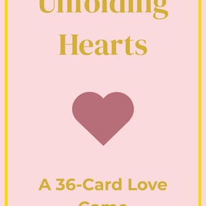 Könnte beinhalten: Eine rosa Karte mit goldenem Rand zeigt den Text "Unfolding Hearts" und ein weinrotes Herz. Die Karte besagt auch "A 36-Card Love Game".