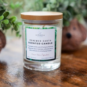 Pode incluir: Uma placa de madeira rústica com o texto "Welcome to our home" em letras brancas. A placa apresenta um acabamento desgastado e um design simples e convidativo, perfeito para uma varanda ou entrada.