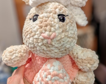 Gehäkelter Osterhase mit Schleife