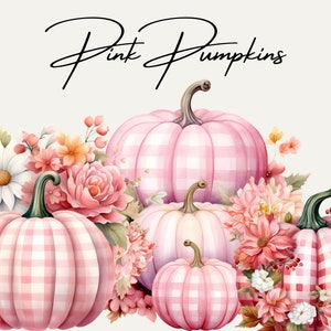 Puede incluir: Calabazas rosas con un patrón de cuadros vichy están rodeadas de flores rosas y blancas. El texto "Pink Pumpkins" está escrito en cursiva negra sobre las calabazas.